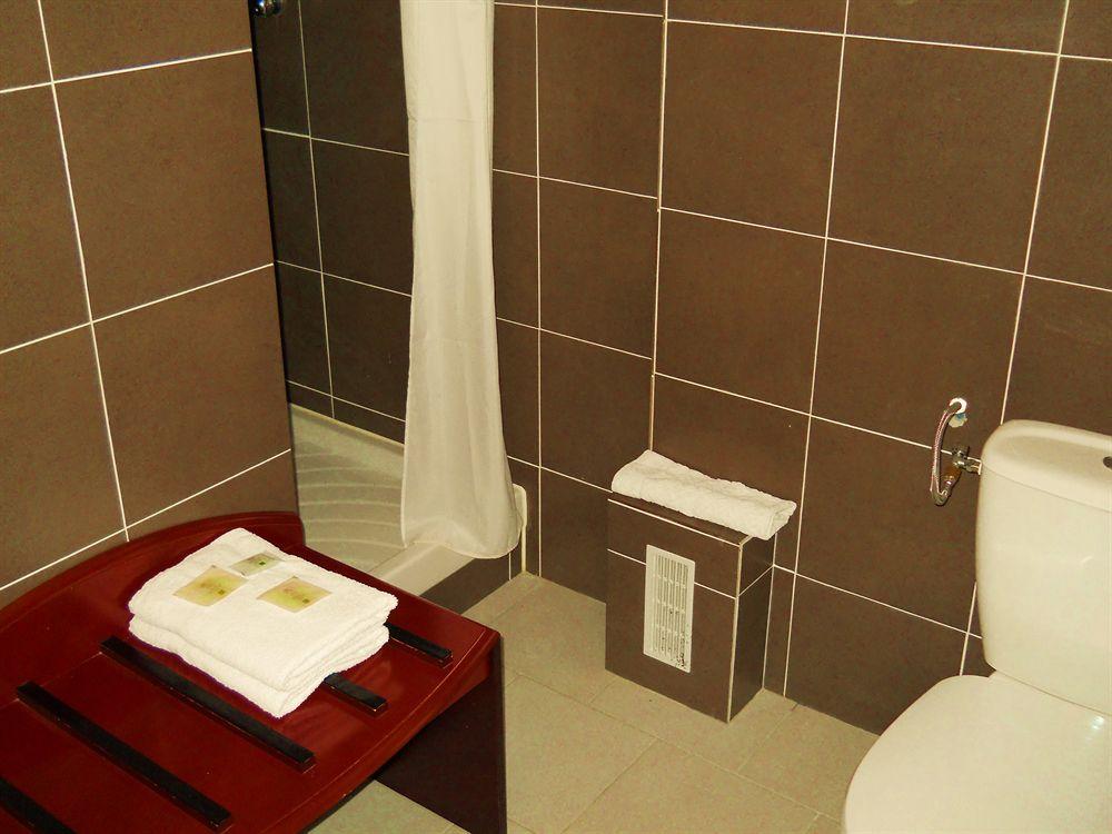 Hotel Le Ty-Lann Saint-Ave Bagian luar foto