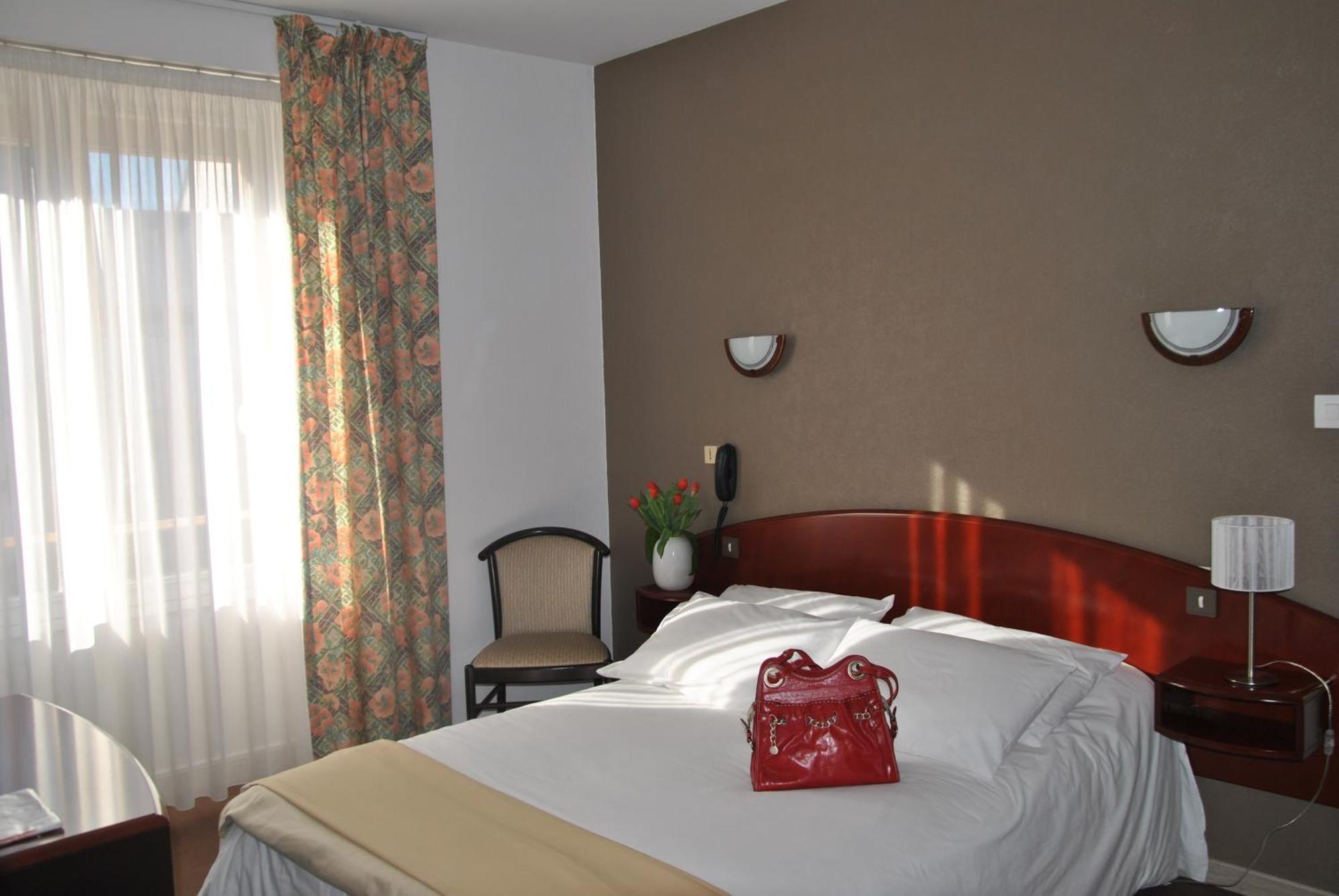 Hotel Le Ty-Lann Saint-Ave Bagian luar foto